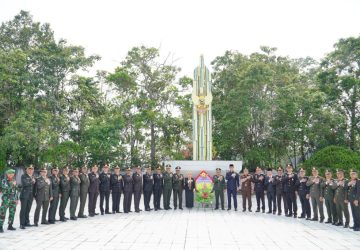 Ditandai Dengan Tabur Bunga di TMP Kusuma Eka Bhakti, Pj Sekda Kampar Bersama Forkopimda Gelar Upacara HUT TNI ke-78