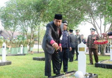 HUT Ke-78 TNI, Bupati Ziarah ke Makam Pahlawan