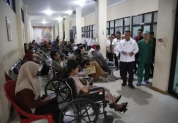 Kunjungan ke RSUD Bob Bazar, Bupati Nanang Ermanto Sapa Hingga Beri Semangat Pasien