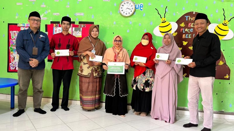 Momen Hari Guru Sedunia IZI Riau Berikan Bantuan Kepada Para Guru Honorer