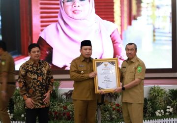 Target UHC Siak Tercapai, Bupati Siak Terima Penghargaan Dari BPJS Kesehatan