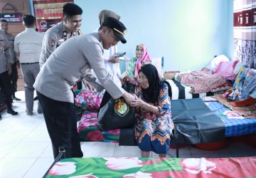 Polres Inhil Melaksanakan Bhakti Sosial 32 Tahun Alumni AKABRI 1991 Cinta Negri di Panti Lansia