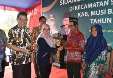 Program Pemkab Muba Bikin Puluhan Pasutri Bahagia Bisa Miliki Buku Nikah