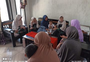 Tunjukkan Sikap Kepedulian, Guru KB Mutiara Aisyiyah Situbondo Jenguk Anak Didiknya yang Sakit
