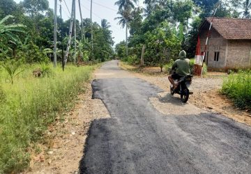 Pengaspalan di Pekon Tanjung Anom Beda Keterangan, Ada Apa !!!
