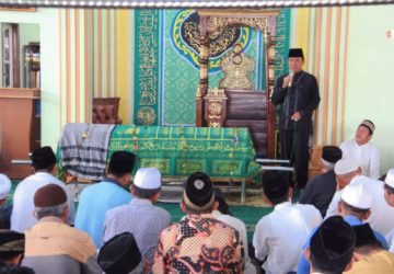 Sampaikan Duka Yang Mendalam, Bupati HM Wardan Melayat dan Turut Mensholatkan Alm.H.Syaifuddin Mantan Kadisdik Inhil