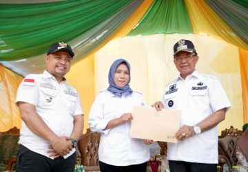 Bupati Inhil HM Wardan Serahkan NIKD dan NIPD Kepala Desa Beserta Perangkat Desa se-Kecamatan Enok