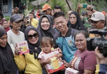 Kunjungi Warga Terdampak Banjir, Bupati Rohil Bagikan Ratusan Paket Sembako