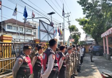 Personel Polres Muara Enim dan Polsek Jajaran Lakukan Pengamanan Penertiban Alat Peraga Sosialisasi