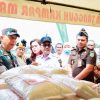 Kick Off Gerakan Nasional Ketahanan Pangan, Pj Bupati Kampar Bersama Komandan Korem 031/Wira Bima Melakukan Panen Padi Bersama
