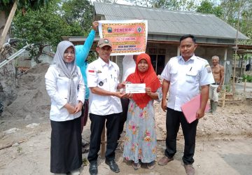 Pemdes Bakti Rasa Salurkan Dana Desa Untuk Bedah Rumah Tidak Layak Huni Milik Warsiti