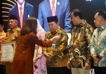 Bukti Keseriusan Membangun Desa, Bupati Sukiman Peroleh Penghargaan Dari KemenDes dan PDTT RI