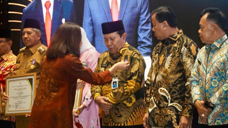 Bukti Keseriusan Membangun Desa, Bupati Sukiman Peroleh Penghargaan Dari KemenDes dan PDTT RI