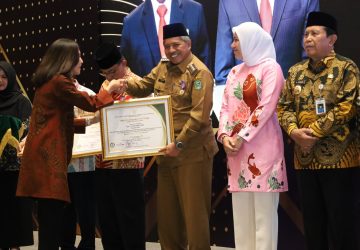 Hadir Rakor Desa se-Riau Alfedri Terima Lencana Bakti Desa Dari Mendes PDTT