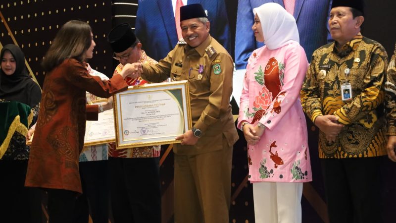 Hadir Rakor Desa se-Riau Alfedri Terima Lencana Bakti Desa Dari Mendes PDTT