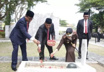Bupati Lamsel Ikuti Upacara Tabur Bunga Dalam Rangka Memperingati Hari Pahlawan ke-78 Tahun 2023