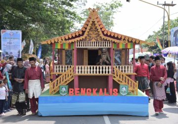 Ribuan Masyarakat Kabupaten Bengkalis Ikuti Pawai MTQ ke-41 di Kabupaten Indragiri Hulu