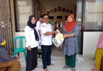 Pemdes Sukapura Kecamatan Sragi, Salurkan Bantuan 10 Kg Beras Bulog Kepada 859 KPM