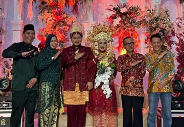 Hadiri Resepsi Puteri Azirman, Pj Bupati dan Sekda Kampar Berikan Nasehat Kepada Kedua Mempelai