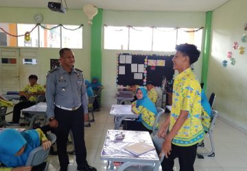 Bangun Kesadaran Hukum di Kalangan Pelajar, Kepala KPLP Lapas Kotaagung Beri Edukasi kepada Anak SMP