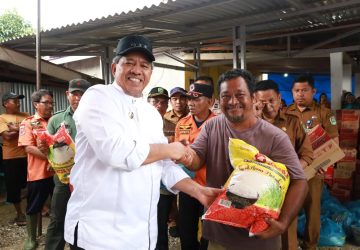 Bupati Alfedri Temui Warga Korban Banjir dan Serahkan Bantuan