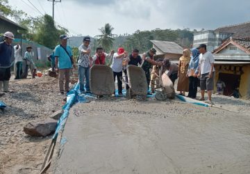 Pemdes Sumur Merealisasikan Pembangunan Cor Beton Lanjutan Jalan Poros Dusun Sumur Induk