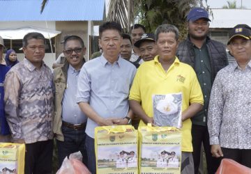 Kunjungi Korban Kebakaran Rumah, Bupati Rohil Serahkan Bantuan