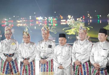 Hadiri Pembukaan MTQ Riau di Inhu, Bupati Rohil Serahkan Piala Bergilir