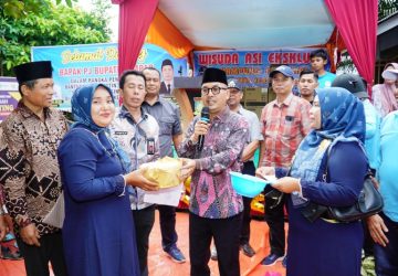 Pj Bupati Kampar Beri Bantuan Benih Pakan Ikan Patin Serta Bantuan Sampan Nelayan