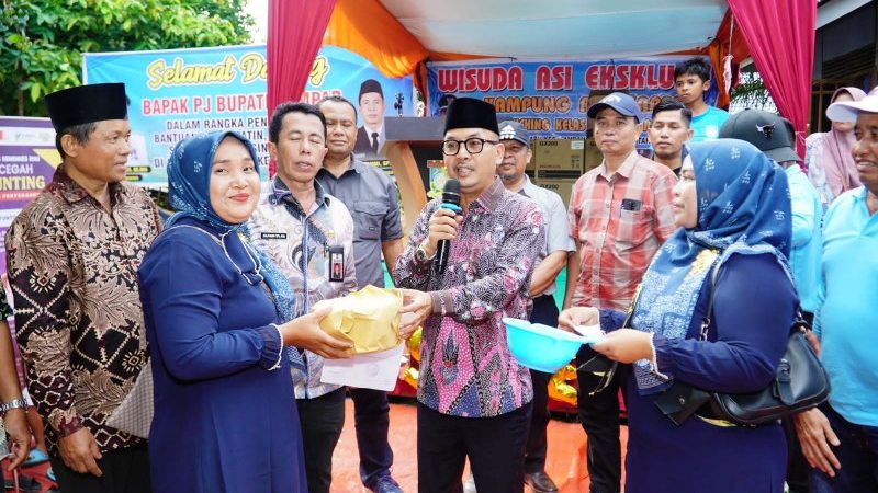Pj Bupati Kampar Beri Bantuan Benih Pakan Ikan Patin Serta Bantuan Sampan Nelayan
