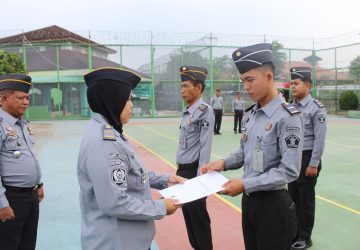 Lapas Muara Enim Apresiasi Pegawai Terbaik dengan Penyematan PIN