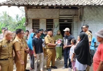Rumahnya Roboh, Warga Desa Bulok Bersyukur Bupati Nanang Ermanto Datang dan Beri Bantuan