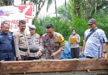 Kapolres Indragiri Hulu Peletakan Batu Pertama Dalam Rangka Program Bedah Rumah Warga Bandar Padang