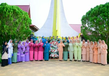 Ketua DWP DPPPA Kab. Bengkalis Ziarah Makam Pahlawan dan Tabur Bunga Pada Peringatan Hari Ibu ke-95
