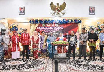 Kadis DPPPA Bengkalis Sampaikan Penghargaan APE Pada Puncak Peringatan Hari Ibu ke-95 Tahun 2023