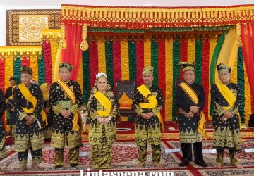 Bupati Bengkalis Kasmarni Ditabalkan Gelar oleh Majelis Kerapatan Adat