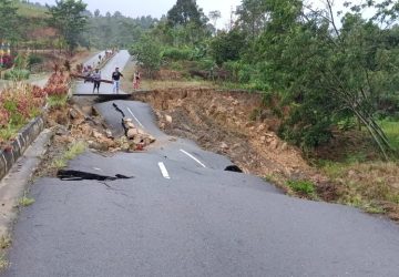 Breaking News Curah Hujan Tinggi, Jalan Jalur dua Bukit Tengah Longsor