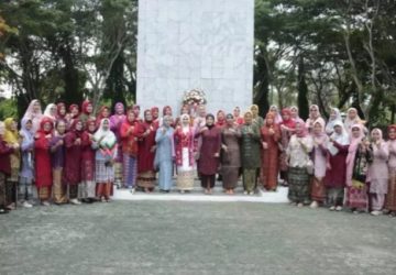 Peringati Hari Ibu ke-95, Winarni Ikuti Upacara Ziarah dan Tabur Bunga di Taman Makam Pahlawan Kesuma Bangsa