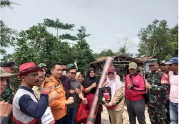 Pemkab Lamsel Bantu Pembangunan Rumah Roboh di Desa Bumi Restu Palas