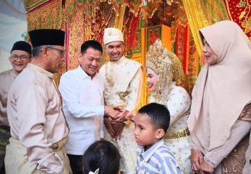 Pj Bupati Kampar Bersama Istri Hadiri Resepsi Pernikahan Putri Ketua Koni Kampar Yasir