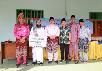 Tingkatkan Fasilitas Rumah Ibadah dan Ponpes, Alfedri Serahkan Bantuan Dari CSR BRK Syariah