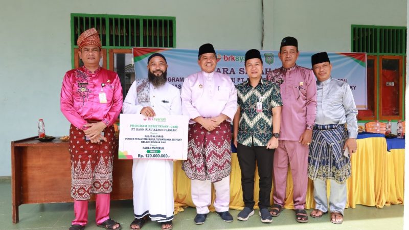 Tingkatkan Fasilitas Rumah Ibadah dan Ponpes, Alfedri Serahkan Bantuan Dari CSR BRK Syariah