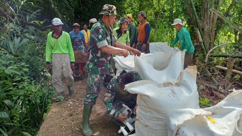 Atasi Kesulitan Rakyat, Babinsa Koramil 1002-02/Batang Alai Utara Turun Langsung Gotong Royong Perbaiki Tanggul