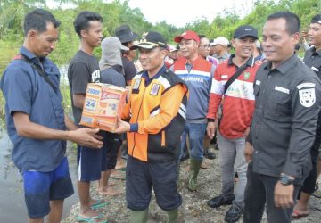 Tinjau Lokasi Banjir Tiga Desa di Siak Kecil, Wakil Bupati Serahkan Bantuan dan Pastikan Perbaikan Infrastruktur Terdampak