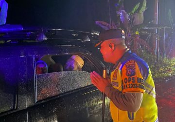 Walaupun Kondisi Pakaian Basah Kuyup Kapolres Pelalawan Tetap Berusaha Wujudkan Cooling Sistem Melayani Masyarakat Yang Terjebak Banjir