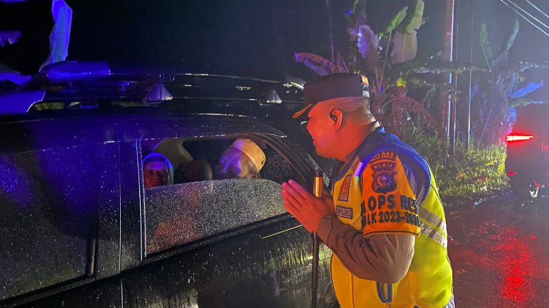 Walaupun Kondisi Pakaian Basah Kuyup Kapolres Pelalawan Tetap Berusaha Wujudkan Cooling Sistem Melayani Masyarakat Yang Terjebak Banjir