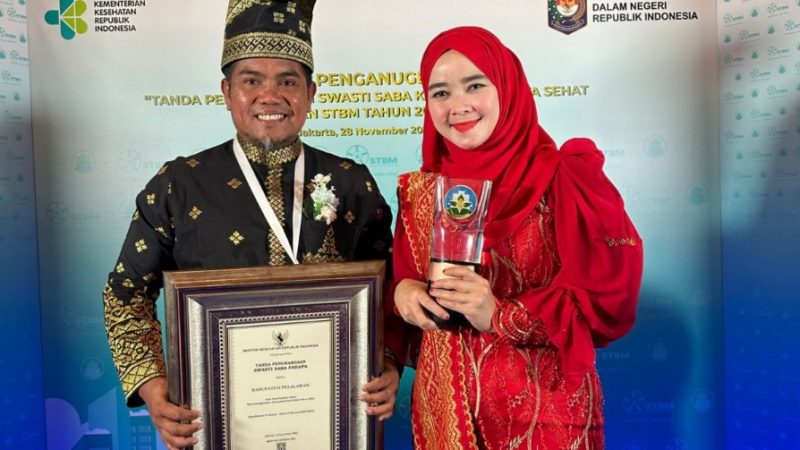 Bupati Pelalawan H. Zukri Terima Penghargaan Swasti Saba Padapa “Kota Sehat” dari Kemenkes