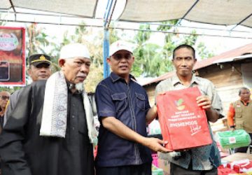 Gerak Cepat, Pj Bupati Inhil Serahkan Bantuan Sosial Bagi Warga Terdampak Kebakaran di Sungai Batang