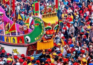 Ribuan Wisatawan Padati Festival Bakar Tongkang di Rokan Hilir