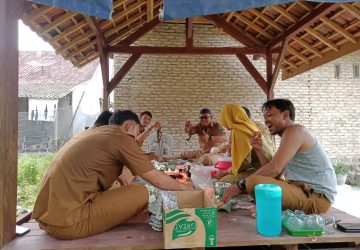 Kebersamaan Perangkat Desa Gandri Kecamatan Penengahan, Diawal Tahun 2024 Gelar Makan Siang Bareng